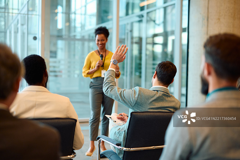 商人在会议上举手提问图片素材