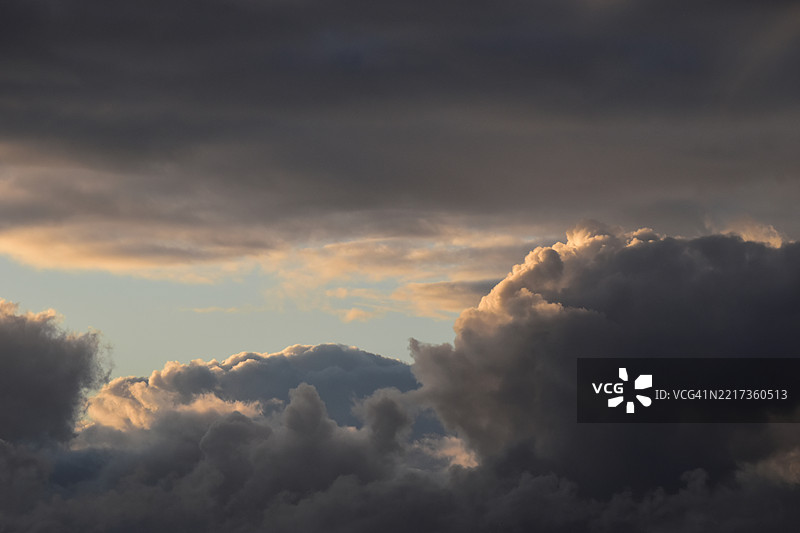 日落时分天空中云朵的低角度视图图片素材