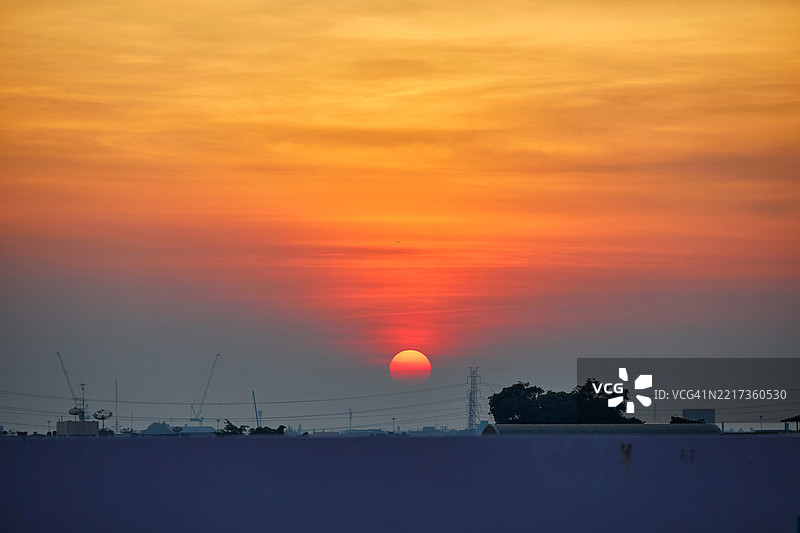 城市日落时分戏剧性的天空低角度视图图片素材
