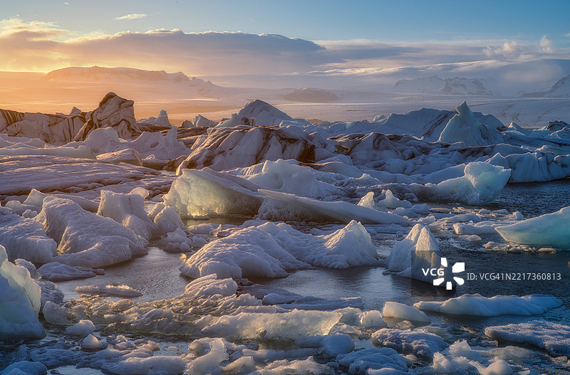 日落时分，冰冻湖泊与天空的美丽景色图片素材