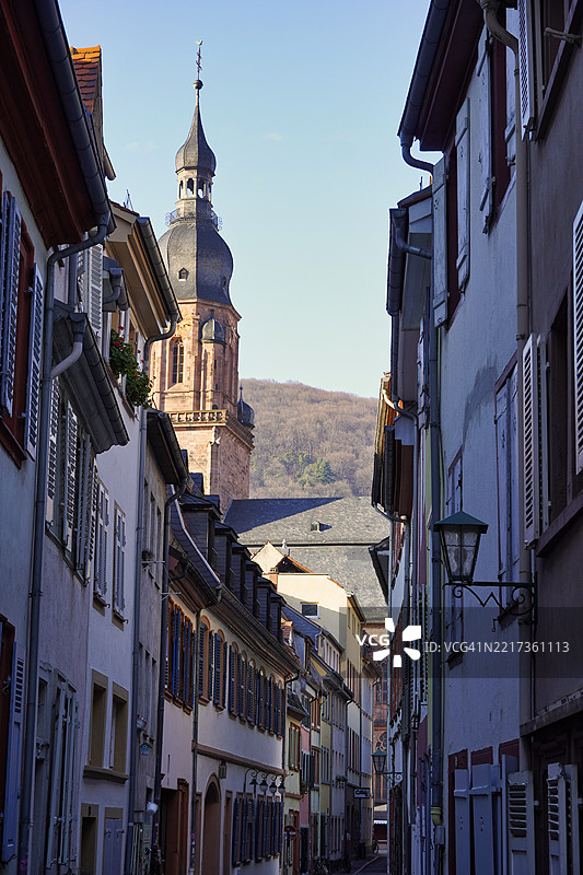 低角度视图的建筑与天空相对图片素材