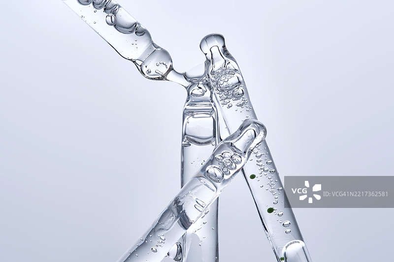 四种不同的面部精华滴管在中性背景上图片素材