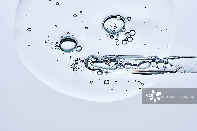 从下方看面部精华的气泡质地和滴管图片素材