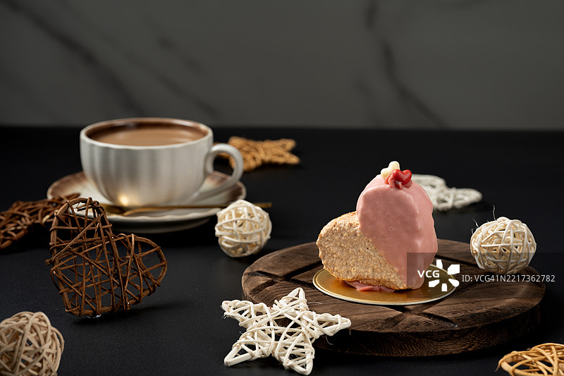 桌上特写的咖啡、饼干和糖果图片素材