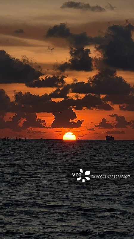 马来西亚槟城布特沃斯的海景与橙色天空图片素材