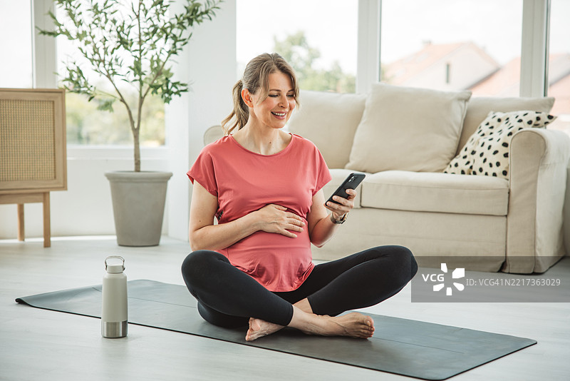 孕妇瑜伽练习图片素材