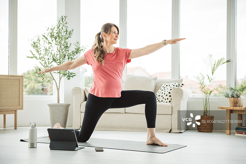 孕妇瑜伽练习图片素材