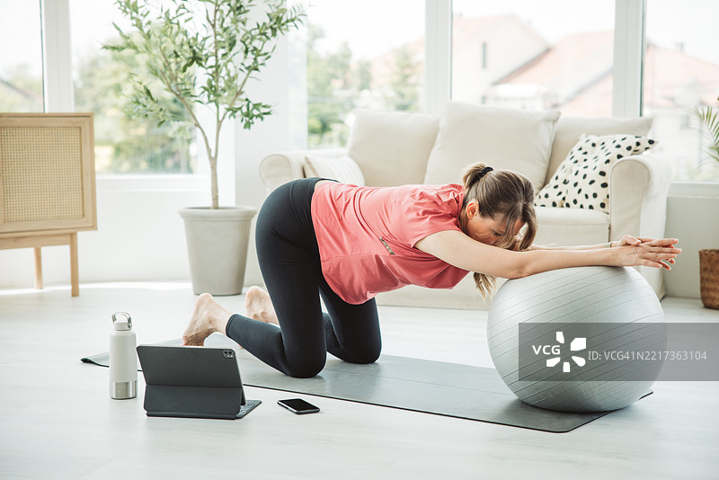 孕妇瑜伽练习图片素材