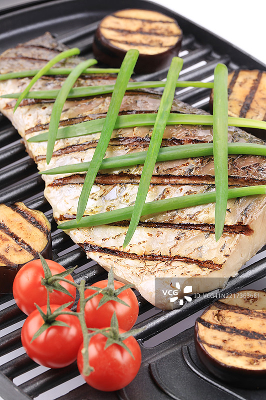 烤鲤鱼片与茄子一起在烤架上烤制图片素材