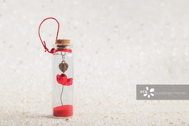 带有心形吊坠的玻璃瓶浪漫手工礼物图片素材