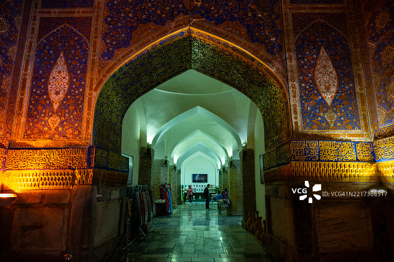 装饰华丽的提利亚-科里宗教学校拱顶走廊通向位于撒马尔罕雷吉斯坦下方的工匠摊位，周围环绕着复杂的伊斯兰图案。图片素材