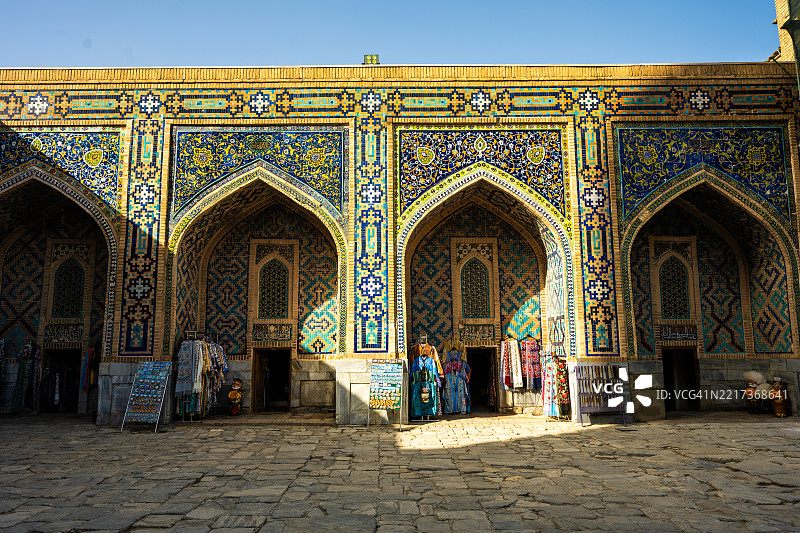 撒马尔罕的提利亚-科里宗教学校内的纪念品摊位图片素材