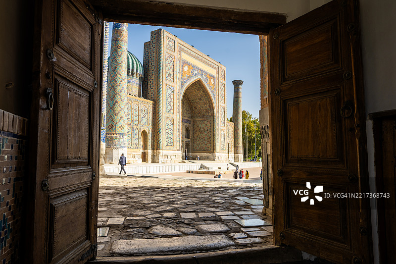 从木门看萨马尔罕的雷吉斯坦广场图片素材
