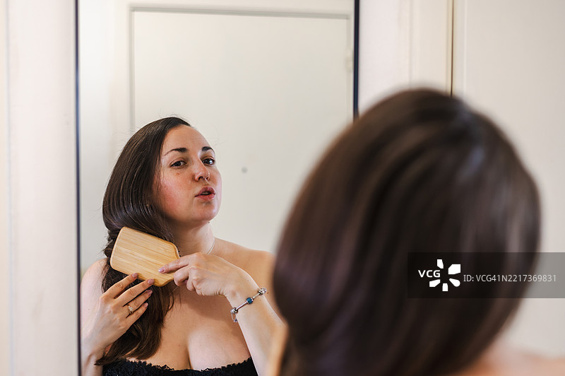 女性梳头 - 日常美容程序图片素材