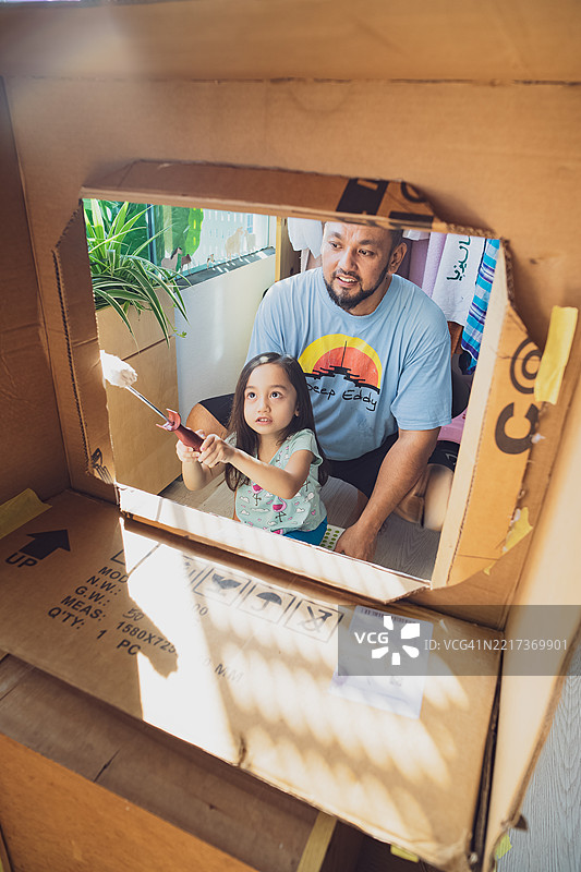 吉隆坡，马来西亚 - 2021年8月13日 父亲和孩子一起在画废旧纸板图片素材