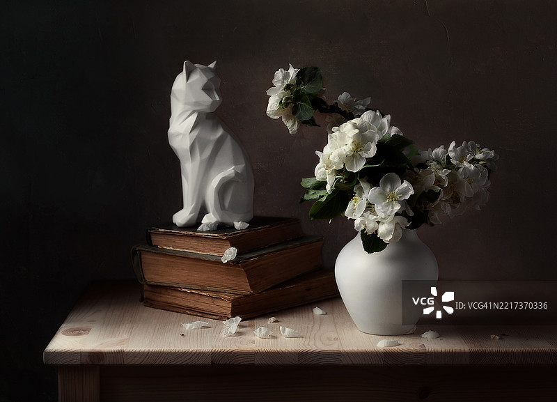 桌子上的花朵和雕像特写，俄罗斯图片素材