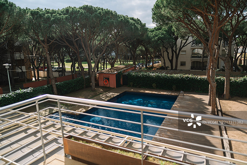 公园内游泳池和树木的景观图片素材