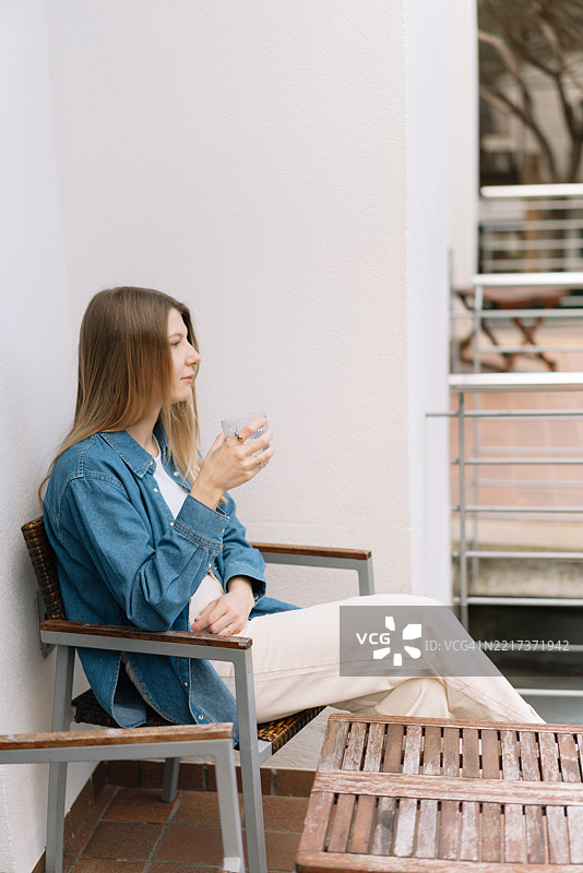 女人坐在家里的椅子上图片素材