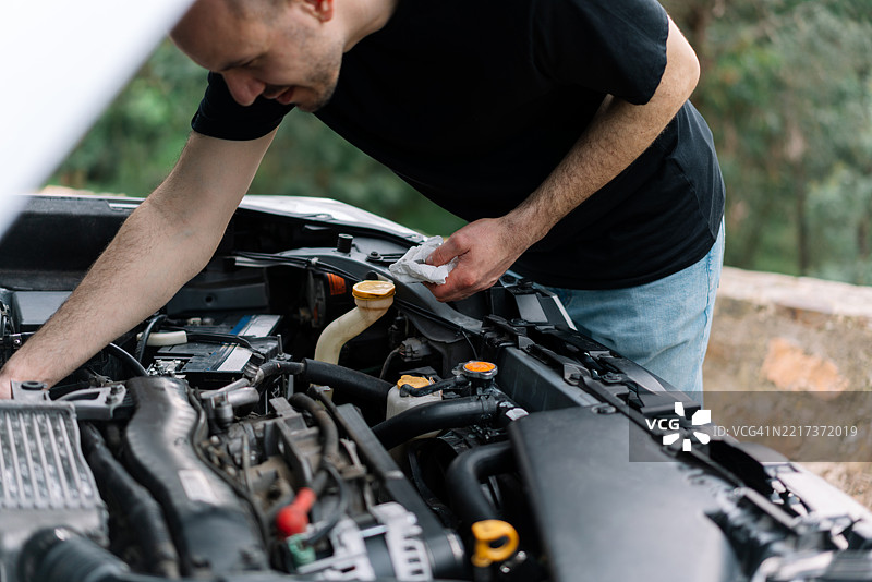 男人在修理汽车图片素材