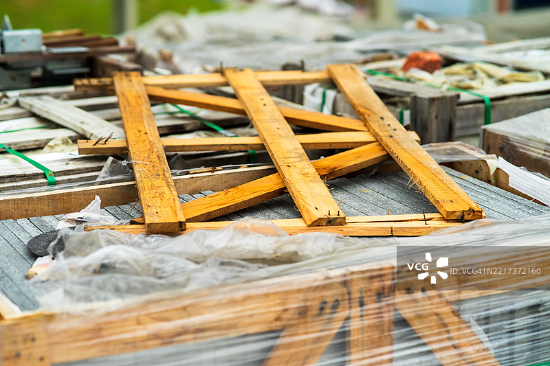 用于运输的木制托盘箱，建筑物品的木箱托盘架图片素材