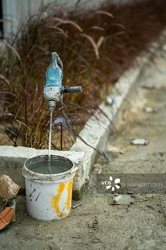 建筑工地混合机，用于混合混凝土、沙子和水，以铺设气块墙。图片素材