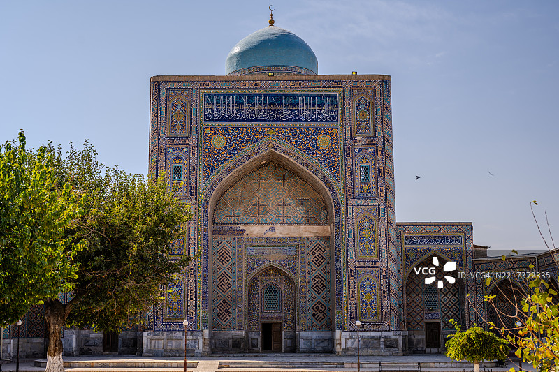 舍尔多尔麦德拉萨的外立面装饰着色彩斑斓的马赛克和蓝色圆顶，位于里加斯坦广场。图片素材