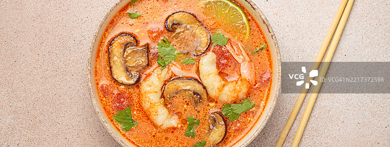 虾和蘑菇的冬阴功汤，碗里放着筷子。图片素材