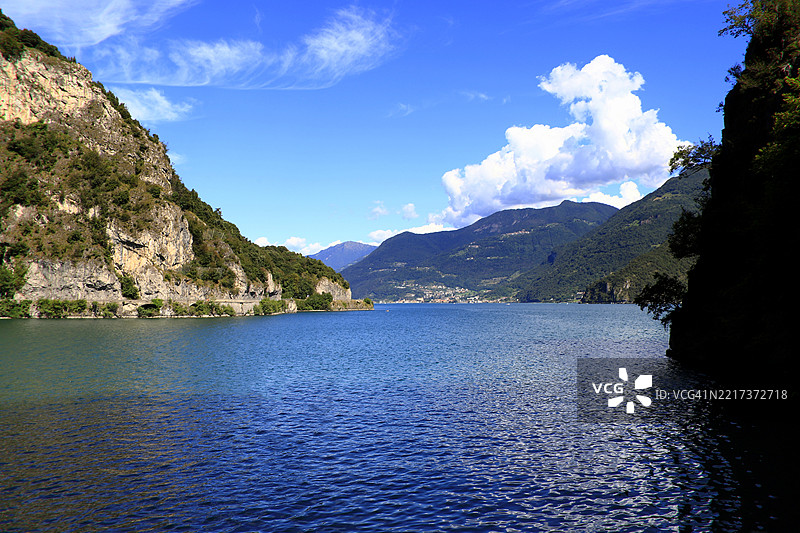 湖泊与山脉的美丽景色映衬着天空图片素材