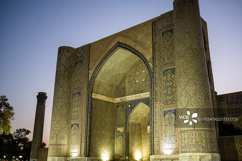 撒马尔罕雷吉斯坦乌鲁格别克清真寺宏伟入口的黄昏景色图片素材