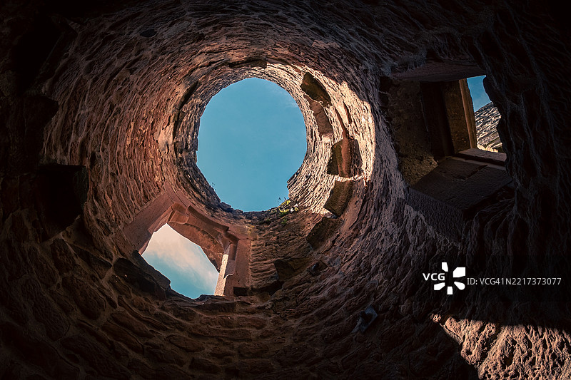 低角度视图下的古老遗迹与天空相映图片素材