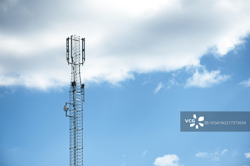 用于移动通信和互联网传输的天线塔图片素材