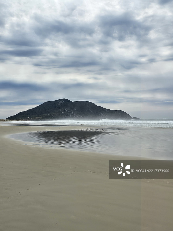 巴西圣卡塔琳娜州的海滩美景与天空相映成趣图片素材