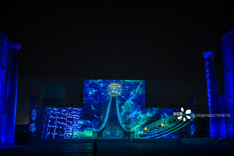 天体投影秀照亮了撒马尔罕雷吉斯坦广场的提利亚-科里神学院图片素材