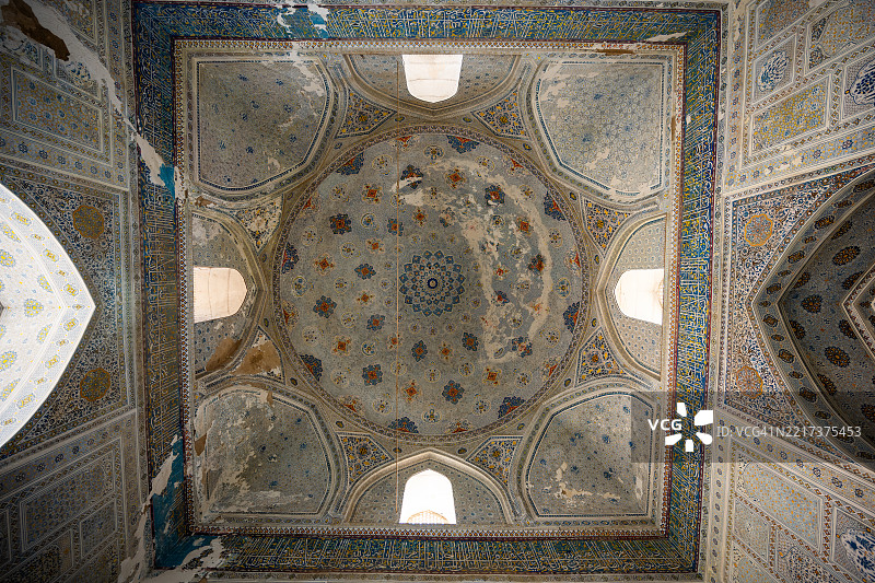 科克古姆巴兹清真寺的穹顶，装饰着褪色的帖木儿花卉和几何图案，位于沙赫里萨布兹。图片素材