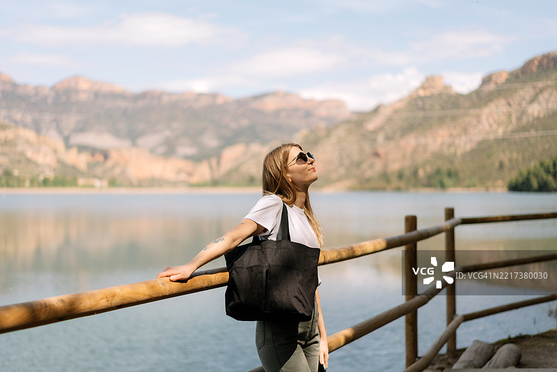 年轻女性享受大自然图片素材