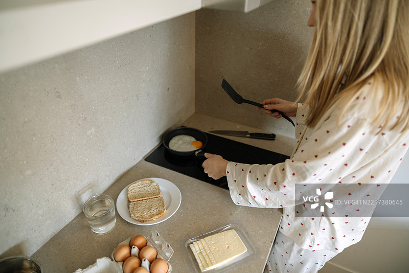 年轻女性在吃早餐图片素材