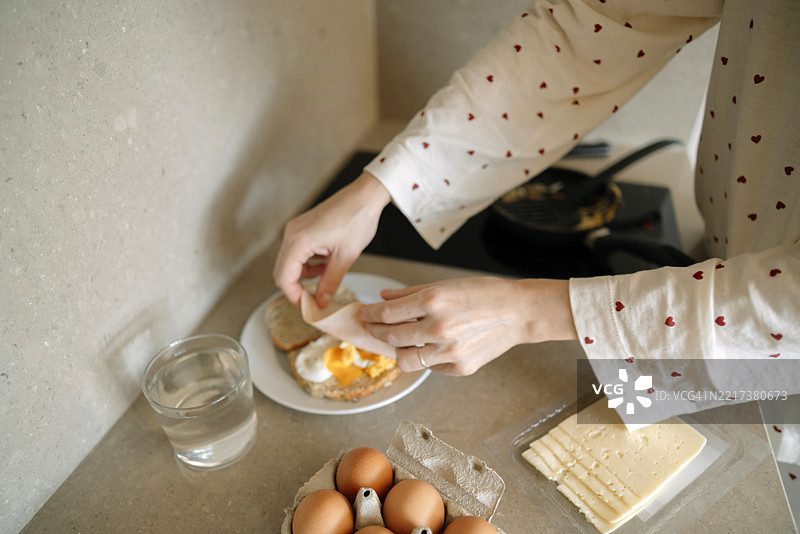 女人在准备煎饼图片素材