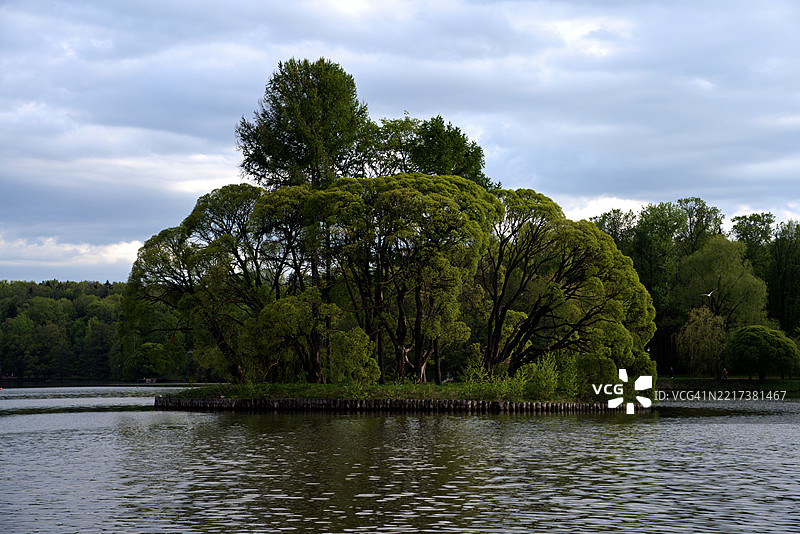 湖边的树木与天空相映成趣图片素材