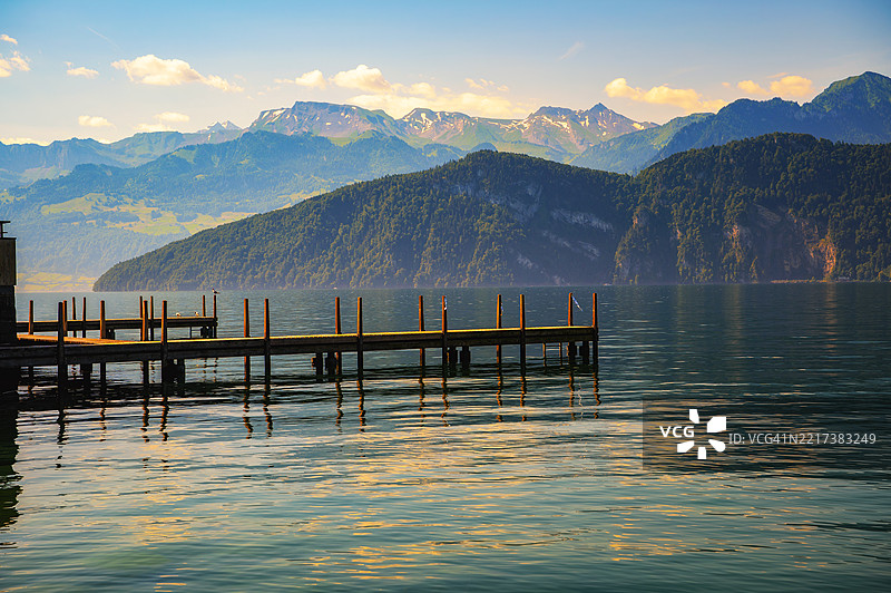 瑞士维基斯的卢塞恩湖上码头的日落图片素材
