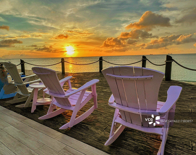 西班牙帕尔马斯的日落下的小粉色阿迪朗达克椅图片素材