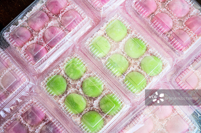 彩色的日本甜点麻糬装在透明包装容器中图片素材