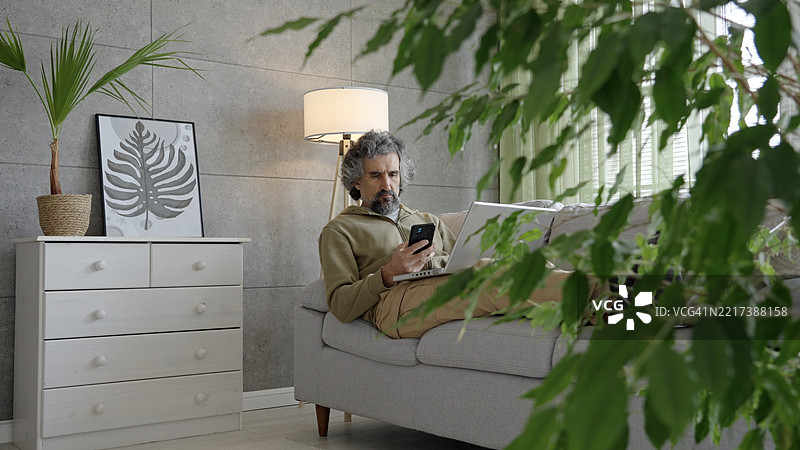 远程办公与家庭生活。自由职业者在家工作图片素材