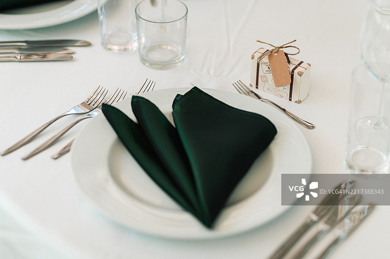 豪华餐厅中的精美装饰盘图片素材