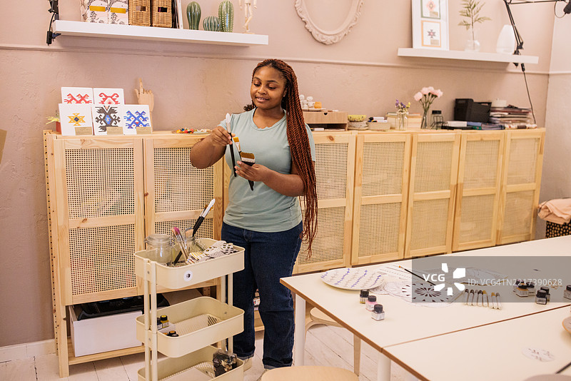 女工匠在工作室准备盘子艺术创作图片素材