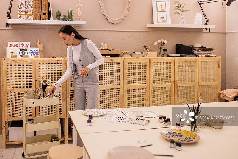 陶艺家为盘子设计工作做准备图片素材