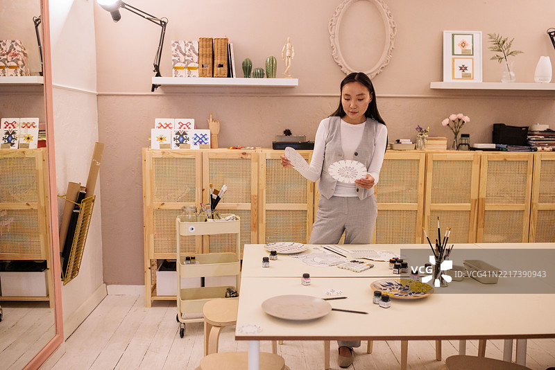 艺术家为装饰盘绘画课程做准备图片素材