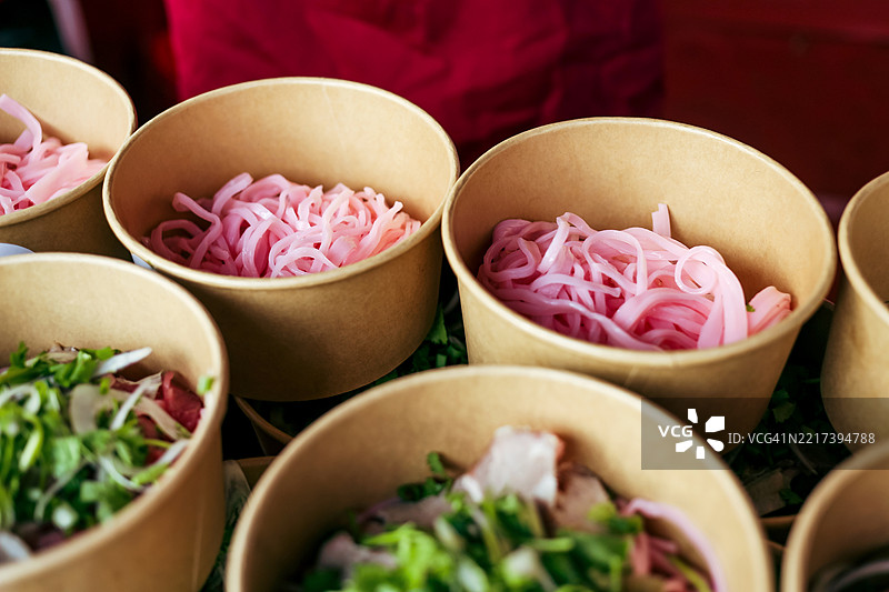 用朝鲜蓟和米粉制成的粉红色扁面条图片素材