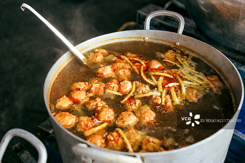 在越南中部的顺化市烹饪牛肉河粉。图片素材