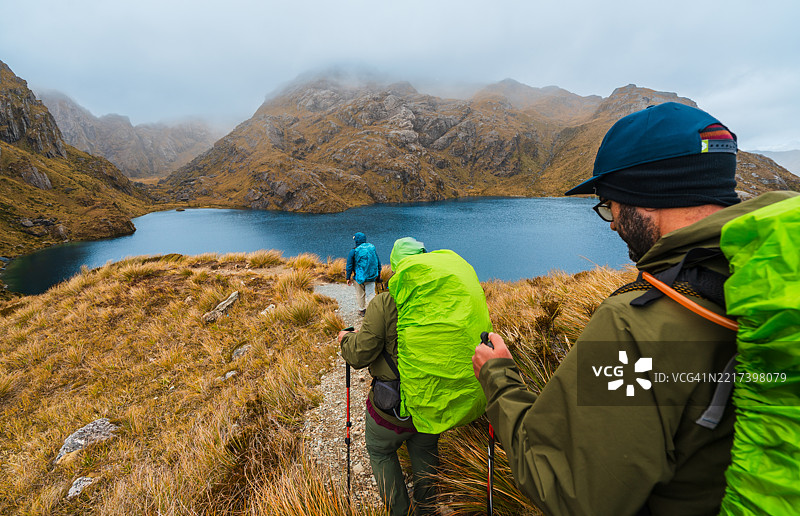 徒步旅行者在通往自由的小径上。图片素材
