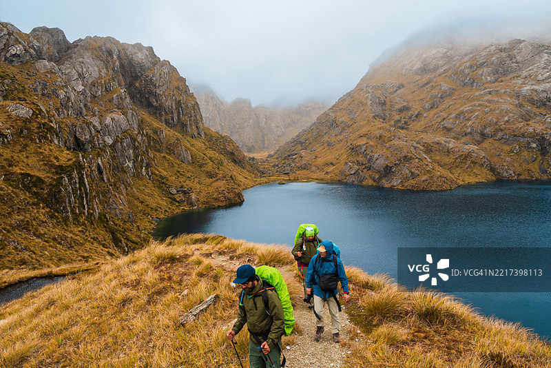 寻求在荒野中宁静的徒步旅行者或探险者。图片素材